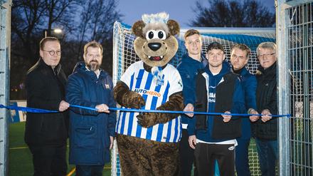 Platzeröffnung am Nordufer. Maskottchen Herthinho schneidet die Schleife für den Blindenfußballplatz durch. 