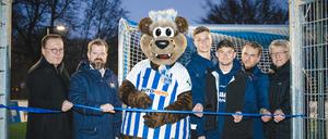 Platzeröffnung am Nordufer. Maskottchen Herthinho schneidet die Schleife für den Blindenfußballplatz durch. 