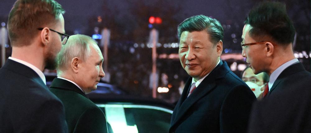  Der russische Präsident Wladimir Putin (l.) und der chinesische Präsident Xi Jinping (r.). 
