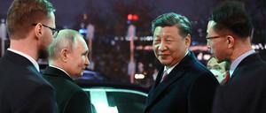  Der russische Präsident Wladimir Putin (l.) und der chinesische Präsident Xi Jinping (r.). 