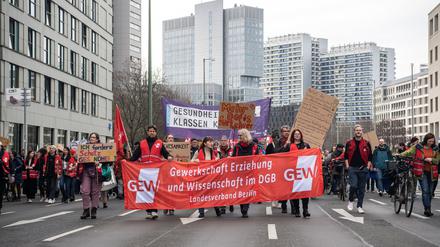 22.03.2023, Berlin: Lehrkräfte nehmen an einem Warnstreik in Berlin teil. Am zweiten Tag in Folge haben zahlreiche Lehrerinnen und Lehrer an Berliner Schulen die Arbeit niedergelegt. Die Gewerkschaft Erziehung und Wissenschaft (GEW) hatte sie zusammen mit anderen Beschäftigten an Schulen zu einem Warnstreik aufgerufen. Foto: Paul Zinken/dpa +++ dpa-Bildfunk +++