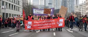 22.03.2023, Berlin: Lehrkräfte nehmen an einem Warnstreik in Berlin teil. Am zweiten Tag in Folge haben zahlreiche Lehrerinnen und Lehrer an Berliner Schulen die Arbeit niedergelegt. Die Gewerkschaft Erziehung und Wissenschaft (GEW) hatte sie zusammen mit anderen Beschäftigten an Schulen zu einem Warnstreik aufgerufen. Foto: Paul Zinken/dpa +++ dpa-Bildfunk +++