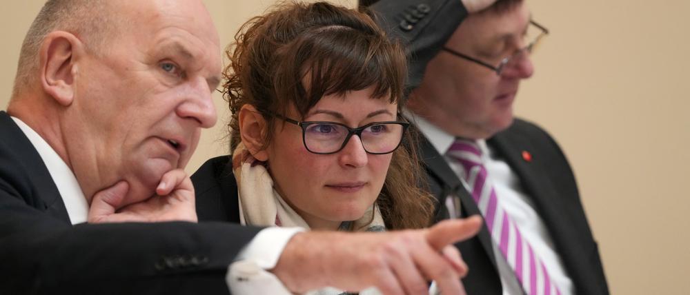 22.03.2023, Brandenburg, Potsdam: Dietmar Woidke (l, SPD), Ministerpräsident von Brandenburg, und die neue Landtagsabgeordnete Hanka Mittelstädt (m, SPD) unterhalten sich während der von der SPD beantragten Aktuellen Stunde zum Thema ·Brandenburg nimmt Geflüchtete auf - Uns leitet Recht, nicht Herkunft·. Foto: Soeren Stache/dpa +++ dpa-Bildfunk +++