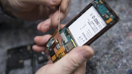 Hilfe im Repair-Café: Dort lässt sich fast alles vom Haartrockner bis zum Handy reparieren.