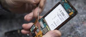 Hilfe im Repair-Café: Dort lässt sich fast alles vom Haartrockner bis zum Handy reparieren.
