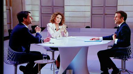 Frankreichs Präsident Macron wirkt mit sich zufrieden in seiner ersten TV-Stellungsnahme nach turbulenten Tagen im Parlament und auf der Straße.