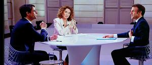 Frankreichs Präsident Macron wirkt mit sich zufrieden in seiner ersten TV-Stellungsnahme nach turbulenten Tagen im Parlament und auf der Straße. 