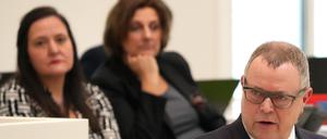 Michael Stübgen (CDU), Minister des Innern und für Kommunales, spricht während der von der SPD beantragten Aktuellen Stunde. Im Hintergrund sitzen Manja Schüle (l, SPD), Brandenburger Ministerin für Wissenschaft, Forschung und Kultur, und Britta Ernst (r, SPD), Brandenburger Ministerin für Bildung, Jugend und Sport.