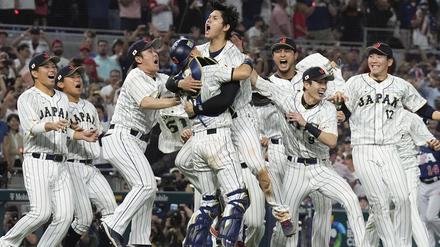 Shohei Ohtani (oben) wird nach seinem Strike Out zum Titelgewinn von seinen japanischen Teamkollegen gefeiert.
