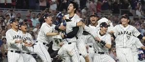 Shohei Ohtani (oben) wird nach seinem Strike Out zum Titelgewinn von seinen japanischen Teamkollegen gefeiert.