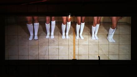 „Rührt euch!“ heißt eine Sound- und Videoinstallation von Annette Paul im WC-Bereich der ehemaligen Kantine des Potsdamer Rechenzentrums.