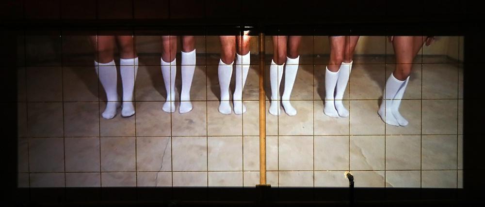 „Rührt euch!“ heißt eine Sound- und Videoinstallation von Annette Paul im WC-Bereich der ehemaligen Kantine des Potsdamer Rechenzentrums. 