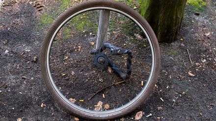 Fahrraddiebstahl in Berlin. Nur das Vorderrad eines Fahrrades ist noch übrig.