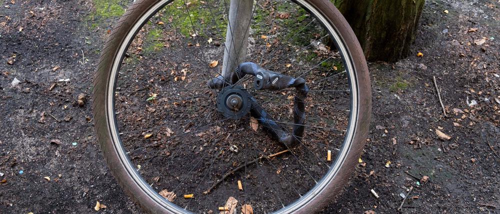 Fahrraddiebstahl in Berlin. Nur das Vorderrad eines Fahrrades ist noch übrig.