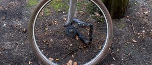 Fahrraddiebstahl in Berlin. Nur das Vorderrad eines Fahrrades ist noch übrig.