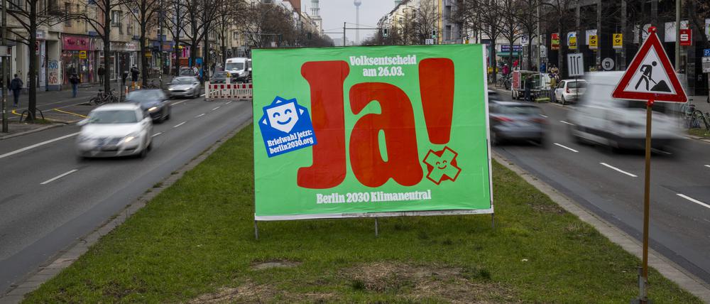 Ein Plakat mit der Aufschrift ·Ja! - Berlin 2030 Klimaneutral· steht auf der Frankfurter Allee. 