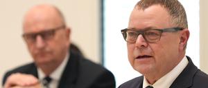22.03.2023, Brandenburg, Potsdam: Michael Stübgen (CDU), Minister des Innern und für Kommunales, spricht während der von der SPD beantragten Aktuellen Stunde zum Thema ·Brandenburg nimmt Geflüchtete auf - Uns leitet Recht, nicht Herkunft·. Im Hintergrund sitzt Dietmar Woidke (SPD), Ministerpräsident von Brandenburg. Foto: Soeren Stache/dpa +++ dpa-Bildfunk +++
