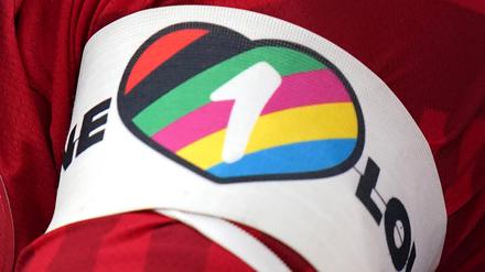 „One Love“-Binde der WM in Katar. Wird in Zukunft wieder von schwarz-rot-goldener Kapitänsbinde ersetzt.