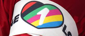 „One Love“-Binde der WM in Katar. Wird in Zukunft wieder von schwarz-rot-goldener Kapitänsbinde ersetzt.
