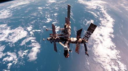 Die russische Raumstation „Mir“, als sie noch im Orbit war.