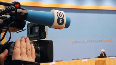 Was sicher ist: Der deutsche TV-Kanal der Deutschen Welle wird eingestellt.