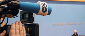 Was sicher ist: Der deutsche TV-Kanal der Deutschen Welle wird eingestellt.