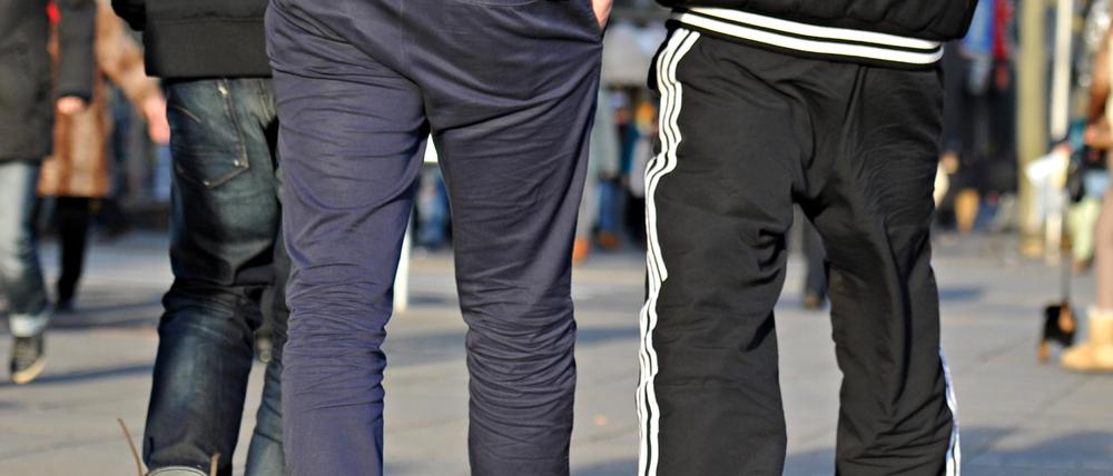 Auf der Schul-Website ist eine Kleiderordnung zu finden, die das Tragen von Jogging- und Trainingshosen nicht gestattet.