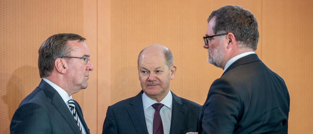Bundeskanzler Olaf Scholz (SPD, M), spricht mit Wolfgang Schmidt (SPD, r.), Kanzleramtsminister, und Boris Pistorius, (SPD,l.), Verteidigungsminister.