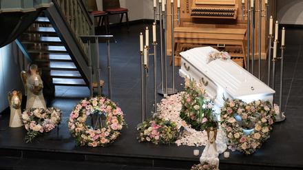 HANDOUT - 22.03.2023, Nordrhein-Westfalen, Freudenberg: Der Sarg von Luise steht in der evangelischen Kirche in Freudenberg, in der der Trauergottesdienst stattfinden wird. Mit einer Trauerfeier nehmen Angehörige der getöteten zwölfjährigen Luise aus Freudenberg im Siegerland Abschied von dem Mädchen. Foto: -/Evangelische Kirchengemeinde Freudenberg/dpa - ACHTUNG: Nur zur redaktionellen Verwendung im Zusammenhang mit der aktuellen Berichterstattung und nur mit vollständiger Nennung des vorstehenden Credits +++ dpa-Bildfunk +++