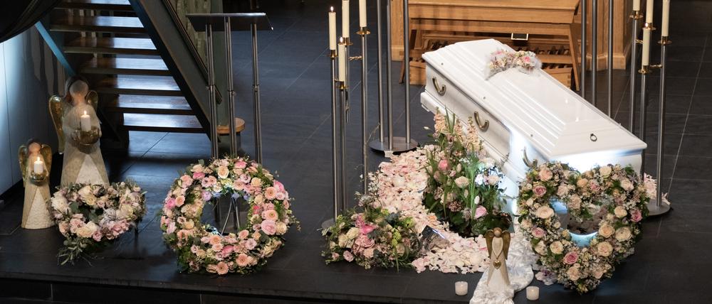HANDOUT - 22.03.2023, Nordrhein-Westfalen, Freudenberg: Der Sarg von Luise steht in der evangelischen Kirche in Freudenberg, in der der Trauergottesdienst stattfinden wird. Mit einer Trauerfeier nehmen Angehörige der getöteten zwölfjährigen Luise aus Freudenberg im Siegerland Abschied von dem Mädchen. Foto: -/Evangelische Kirchengemeinde Freudenberg/dpa - ACHTUNG: Nur zur redaktionellen Verwendung im Zusammenhang mit der aktuellen Berichterstattung und nur mit vollständiger Nennung des vorstehenden Credits +++ dpa-Bildfunk +++