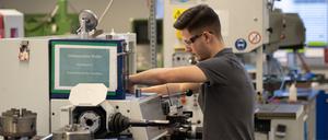 Ein Auszubildender absolviert an einer Drehmaschine eine Prüfung (Symbolbild).