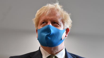 Boris Johnson, damaliger Premierminister von Großbritannien, trägt eine Stoff-Maske (Archivbild).