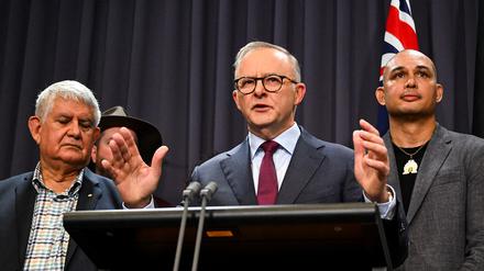 Der australische Premierminister Anthony Albanese, umgeben von Mitgliedern der Arbeitsgruppe für das Referendum der First Nations.