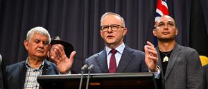Der australische Premierminister Anthony Albanese, umgeben von Mitgliedern der Arbeitsgruppe für das Referendum der First Nations.