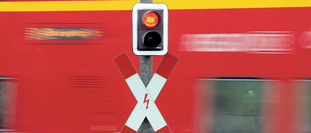 Ein Regionalexpress der Deutschen Bahn fährt am 07.10.2014 an einem geschlossenen Bahnübergang in Jacobsdorf im Landkreis Oder-Spree (Brandenburg) vorbei (Symbolbild).