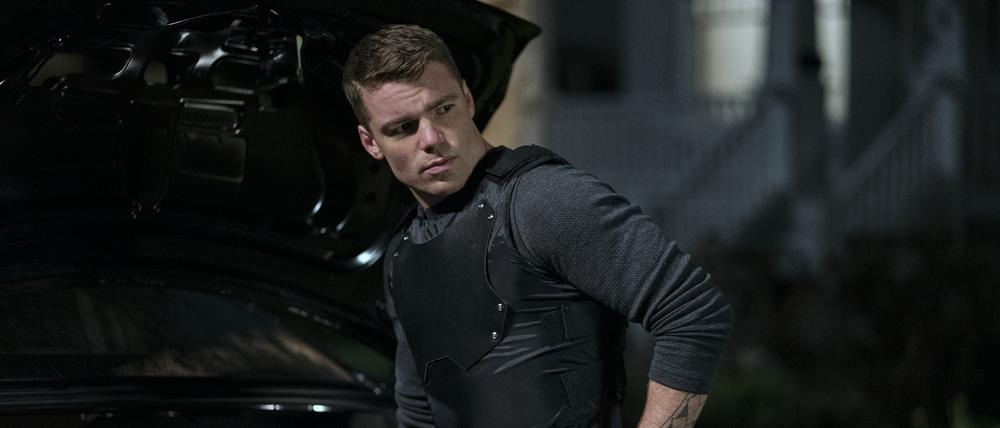 Gabriel Basso spielt FBI-Agent Peter Sutherland.