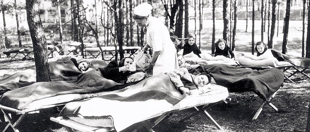 Tuberkulose-Patienten wurde dazu geraten, Liegekuren bei frischer Luft zu machen, viel Sonne zu tanken, manchmal wurde auch Opium als Betäubungsmittel verabreicht.