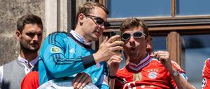 Soziale Medien sind für Fußballprofis wie Manuel Neuer und Thomas Müller (r.) inzwischen unverzichtbar.