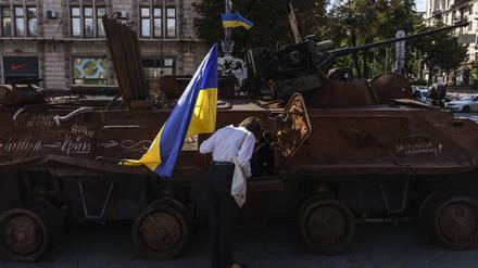 Auf dem Maidan im Zentrum von Kiew stehen zerstörte russische Panzer (Symboldbild).