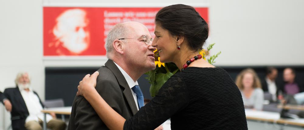Bild aus vergangenen Zeiten: Der damalige Fraktionsvorsitzende der Linken, Gregor Gysi, gratuliert Sahra Wagenknecht am 16. Juli 2015 zum Geburtstag.