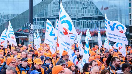 Demonstrantinnen und Demonstranten vor dem Berliner Hauptbahnhof.