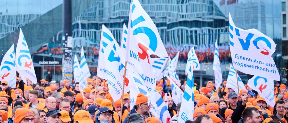 Demonstrantinnen und Demonstranten vor dem Berliner Hauptbahnhof.