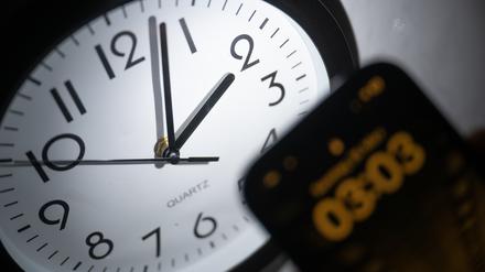Zur Zeitumstellung m 26. März werden die Uhren um 02:00 Uhr auf 03:00 Uhr vorgestellt und die Sommerzeit beginnt. 