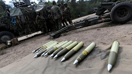 Munition für eine Panzerhaubitze während eines Trainings auf einem deutschen Armeestützpunkt.