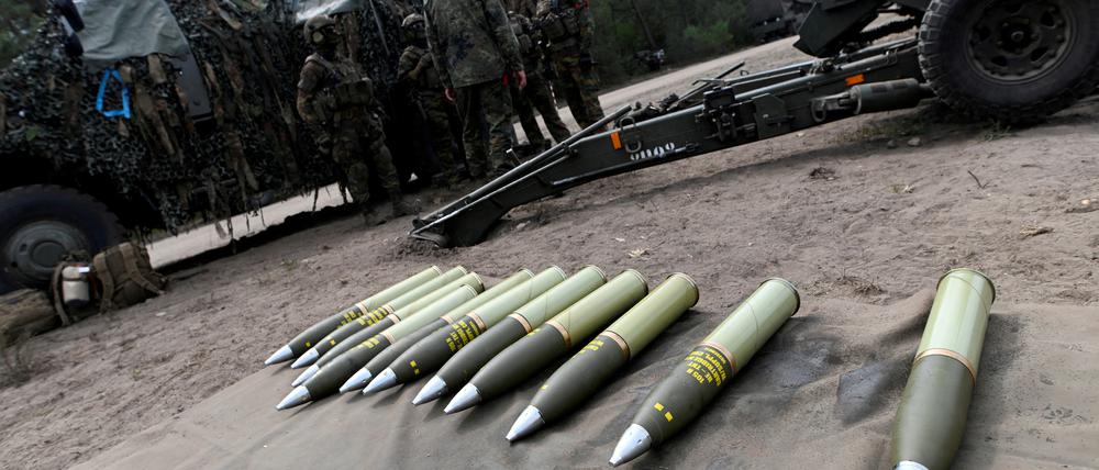 Munition für eine Panzerhaubitze während eines Trainings auf einem deutschen Armeestützpunkt.