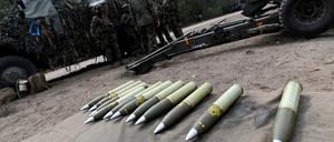 Munition für eine Panzerhaubitze während eines Trainings auf einem deutschen Armeestützpunkt.