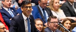 A handout photograph released by the UK Parliament shows Britain's Prime Minister Rishi Sunak standing at the despatch box and speaking during the weekly session of Prime Minister's Questions (PMQs) at the House of Commons, in London, on March 22, 2023. - UK lawmakers endorsed Wednesday a crucial part of Prime Minister Rishi Sunak's post-Brexit deal with the EU to overhaul Northern Irish trade rules, despite a rebellion by ex-leader Boris Johnson and other Conservative eurosceptics. The vote on the so-called "Stormont brake" -- which hands Northern Irish lawmakers an effective veto over new European Union rules being implemented in the UK province -- won the backing of 515 MPs, with just 29 opposed. (Photo by ROGER HARRIS / UK PARLIAMENT / AFP) / RESTRICTED TO EDITORIAL USE - MANDATORY CREDIT " AFP PHOTO / UK PARLIAMENT " - NO USE FOR ENTERTAINMENT, SATIRICAL, MARKETING OR ADVERTISING CAMPAIGNS - EDITORS NOTE THE IMAGE HAS BEEN DIGITALLY ALTERED AT SOURCE TO OBSCURE VISIBLE DOCUMENTS