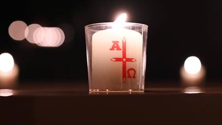 Zur Osternacht im Rottenburger Dom St. Martin wird ein Osterlicht entzündet. 