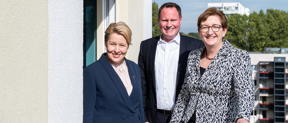 Die Regierende Bürgermeisterin Franziska Giffey (SPD), Howoge-Chef Ulrich Schiller und Bundesbauministerin Klara Geywitz (SPD) bei einem Pressetermin im Oktovber 2022.