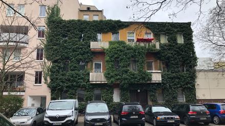 Das Vorderhaus in der Jagowstraße 35: Erst war die Aufstockung genehmigt worden, jetzt will der Eigentümer es lieber abreißen. 